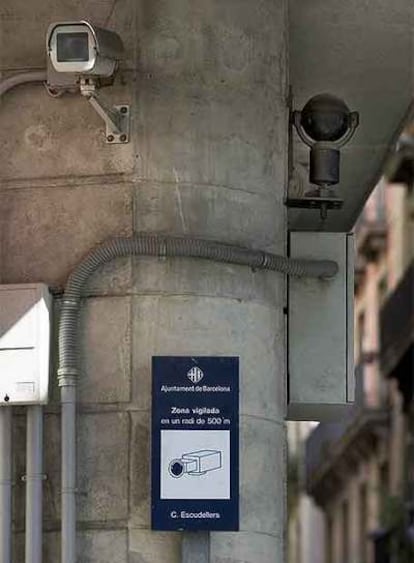 Dos cámaras vigilan la calle de los Escudellers, en Barcelona.