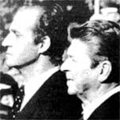 Don Juan Carlos y Ronald Reagan, en el acto de recepción oficial, mientras suena el himno norteamericano