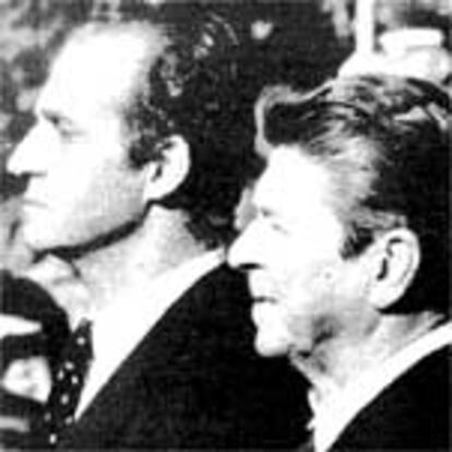 Don Juan Carlos y Ronald Reagan, en el acto de recepción oficial, mientras suena el himno norteamericano