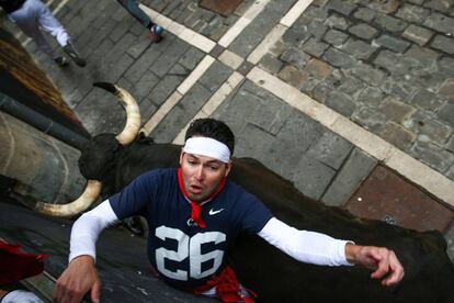 Los toros de la ganadería de Jandilla protagonizan el penúltimo encierro de los Sanfermines por las calles de Pamplona.