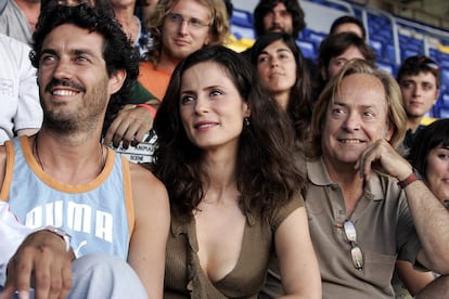 Los actores Marc Cartes y Aitana Sánchez Gijón, junto al director Ventura Pons, durante el rodaje del filme 'Animals ferits', en el Camp Nou, en 2005.