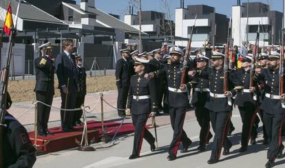 Antonio González Terol (PP), presidiendo el desfile de la Armada ayer en Boadilla del Monte.