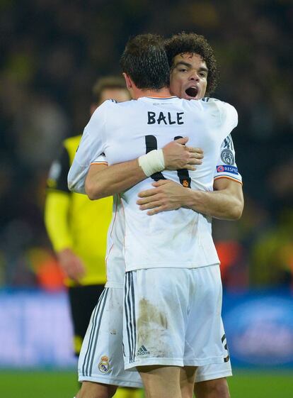 Pepe se abraza a Bale al finalizar el partido