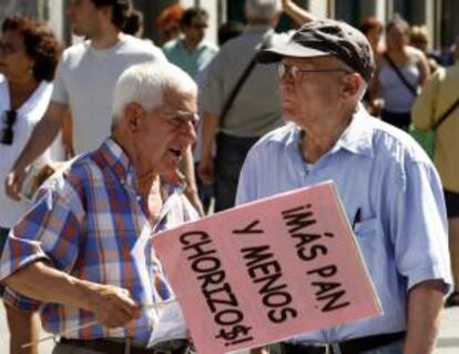 Pensionistas y jubilados convocados por CCOO de Madrid durante una concentración en la Puerta del Sol para pedir al Estado pensiones "dignas". EFE/Archivo