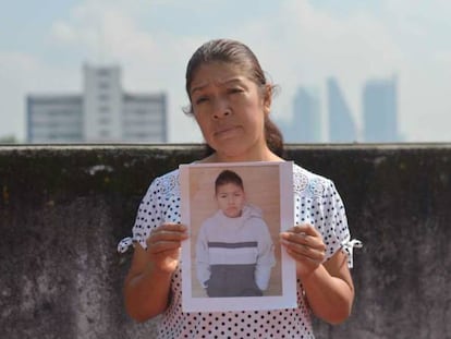 María Francisca Esteban Hernández segura uma foto de seu filho desaparecido.