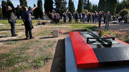 Alrededor de una treintena de personas homenajean a José Antonio Primo de Rivera, fundador de la Falange, en Alicante este sábado.