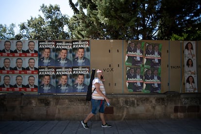 Carteles electorales en una calle de la localidad jienense.