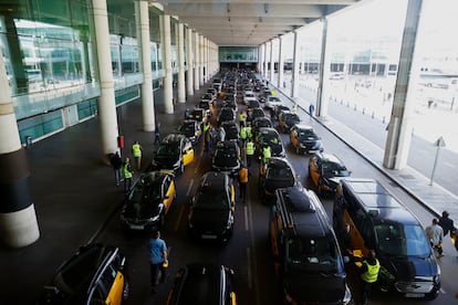 Un grupo de taxistas se movilizan en el Aeropuerto Josep Tarradellas de Barcelona-El Prat durante la huelga.


