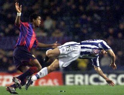 Kluivert, el mejor jugador del Barcelona en la jornada de ayer, junto a Tayfun.