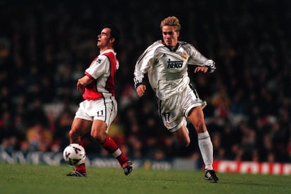 Javier Dorado (derecha) ante Marc Overmars.