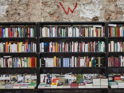 Estantería de una librería en Barcelona