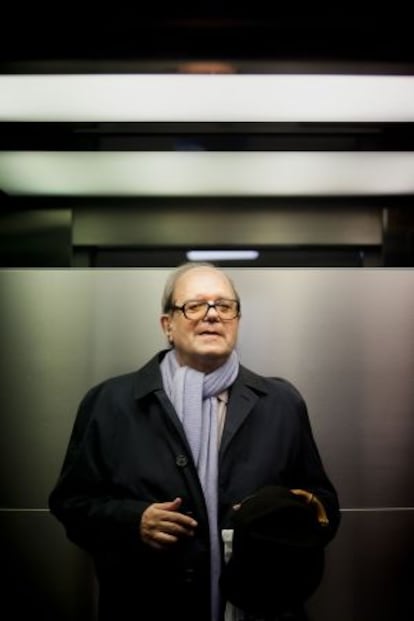 Pere Gimferrer, en el ascensor del edificio del Grupo Planeta.