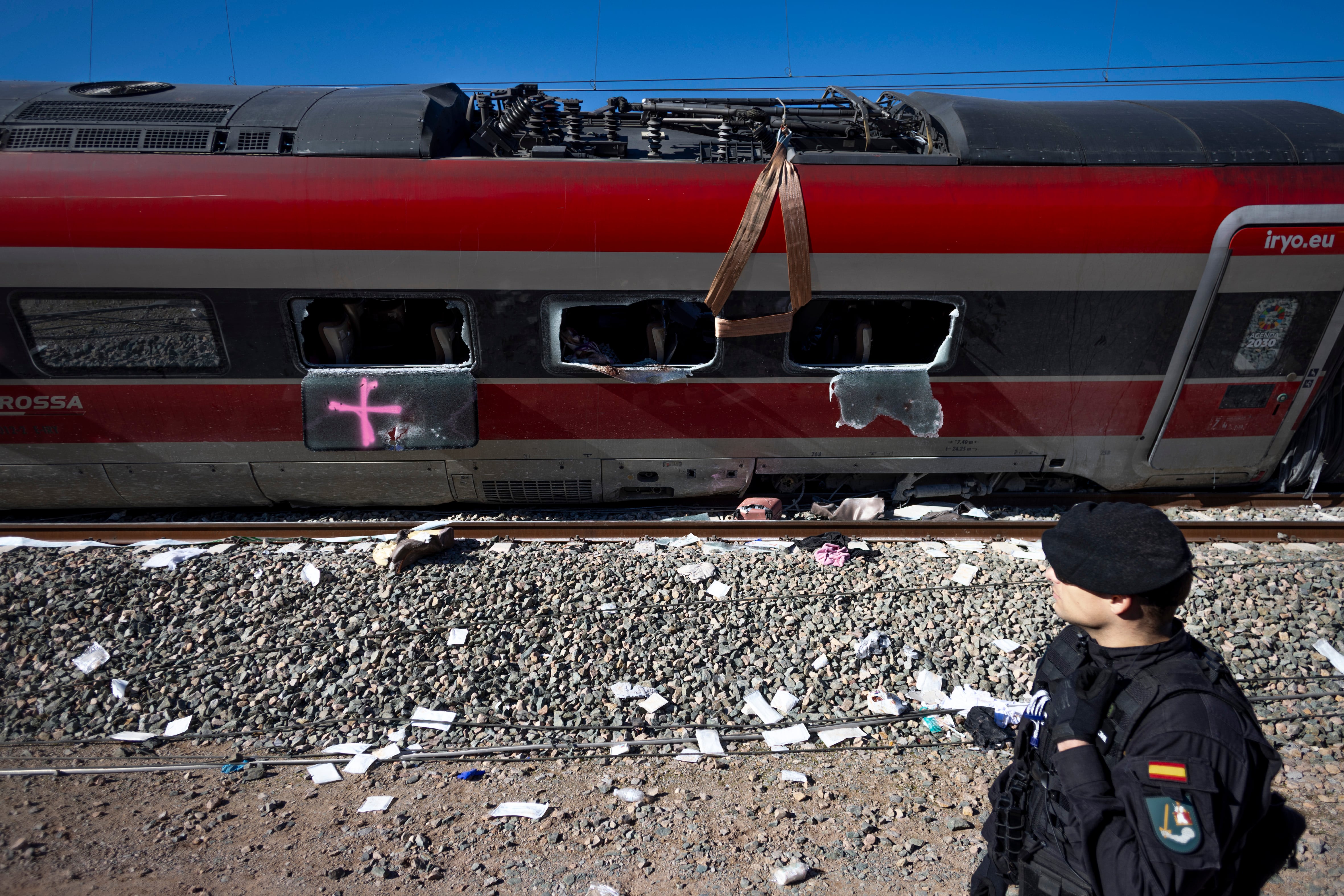 Decenas de páginas que narraban tragedias quedaron esparcidas sobre las vías del tren en Adamuz