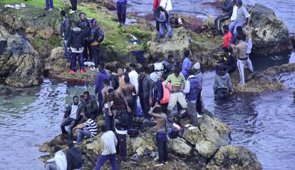 Imagen del grupo de inmigrantes que ha intentado entrar a Ceuta, este sábado.
