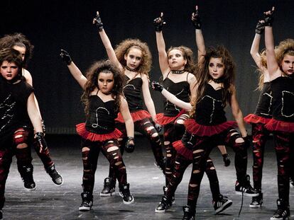 El grupo infantil de <i>hip-hop</i> Little Kidz, ayer en su actuación en el festival del género en Viladecans.