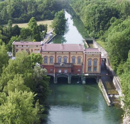 La ciudad de Ausburgo, en el Estado de Baviera, al sur de Alemania, presume todavía de su original sistema de cañerías, bombas, fuentes y depósitos de agua, que ha ido evolucionando desde su creación en el siglo XI hasta la actualidad. Todo un referente en ingeniería hidráulica, destacado por la Unesco. Los canales y torres de agua datan de los siglos XV al XVII y siguen proporcionando energía sostenible a la ciudad.