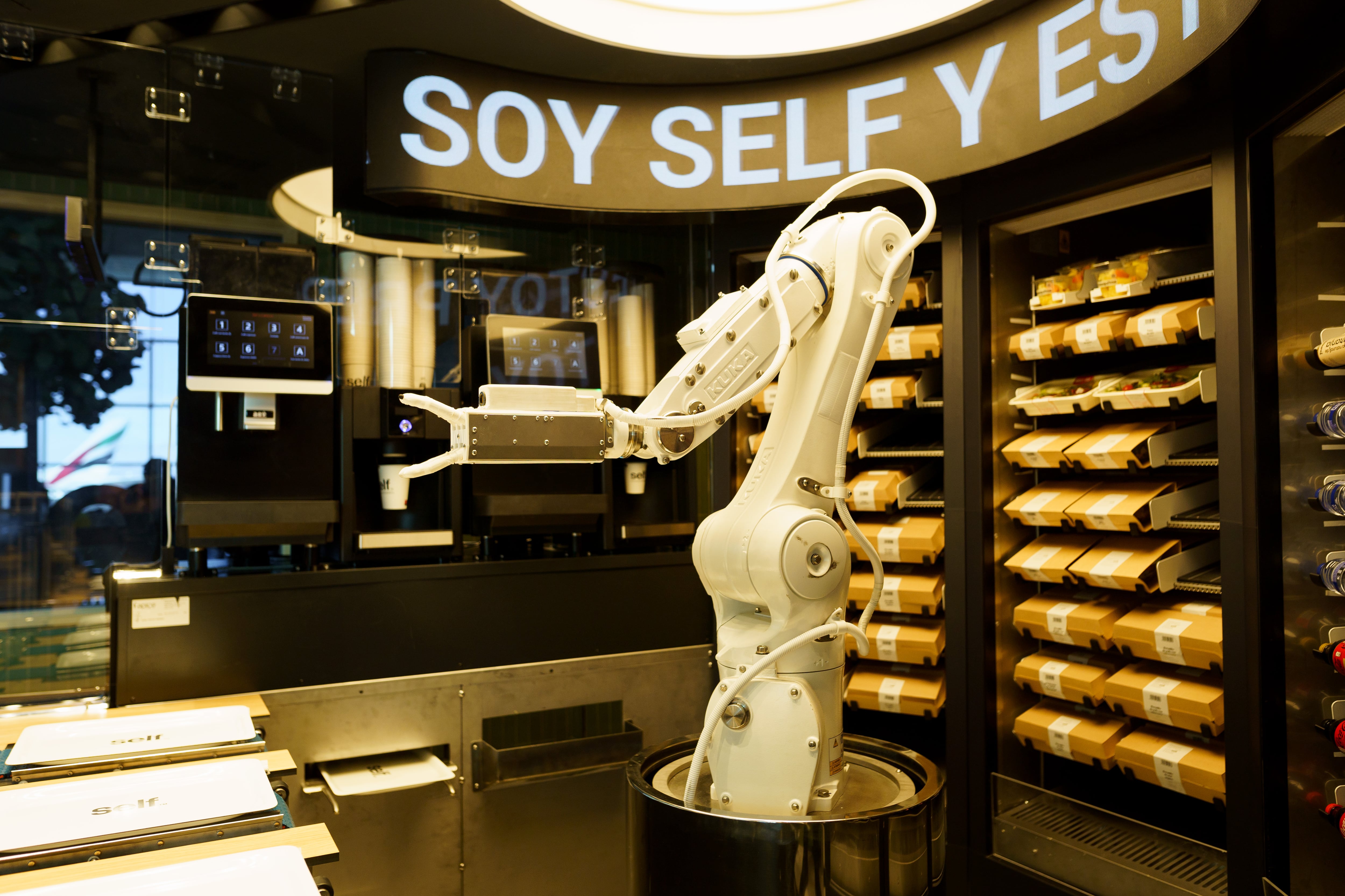 Self, el restaurante de Barcelona donde el camarero es una Inteligencia Artificial