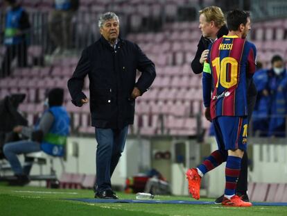 Lionel Messi i Ronald Koeman en un partit de la UEFA Champions League.