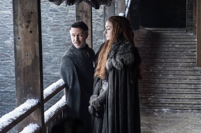 Aiden Gillen como Petyr "Meñique" Belish y Sophie Turner como Sansa Stark.