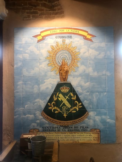 Azulejos con una ilustración de la Virgen del Pilar en el bar Los Sesenta.
