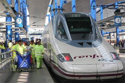 Tren AVE en la estación de Lleida. Ayer alcanzó los 250 kilómetros por hora.