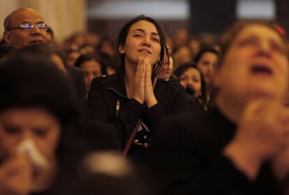 Una mujer egipcia se lamenta de la muerte de Shenuda III en la congregación de fieles coptos.