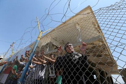 Un grupo de palestinos protestan frente a la frontera de Rafah entre Egipto y Gaza para pedir su reapertura.