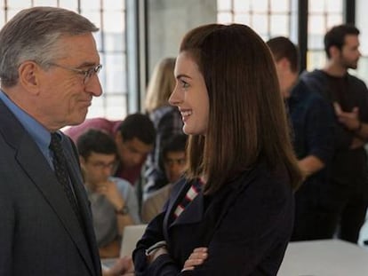 Robert de Niro y Anne Hathaway, en un fotograma de 'El becario'.