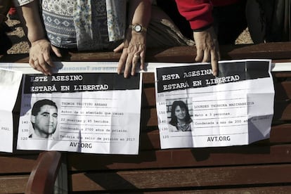 Dos de los carteles que portan los asistentes a la concentración que la Asociación de Víctimas del Terrorismo (AVT) ha convocado hoy, en los Jardines del Descubrimiento de la Plaza de Colón de Madrid , para protestar por el fin de la 'doctrina Parot'.