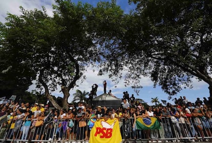 Algunos de los simpatizantes de Eduardo Campos esperan el paso del cortejo fúnebre con los restos del candidato fallecido el miércoles en Recife (Brasil).