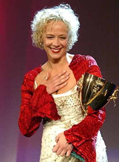 Katja Riemann con la copa Volpi que premia su trabajo como mejor actriz.