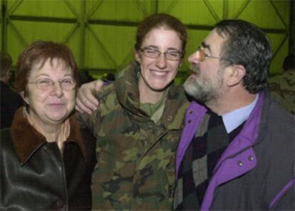 La soldado Elena Goser recibe un beso de su padre a su llegada a la Base Aérea de Zaragoza.