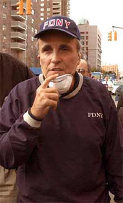 Giuliani atiende a la prensa cerca de los restos del World Trade Center.                       del World Trade Center.