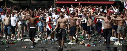 Hinchas ingleses lanzan botellas a la policía el sábado en Marsella.