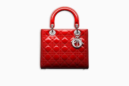 Lady Dior El complemento de referencia de la maison fue concebido con el objetivo de crear unbolsoque se reconocierade inmediato. Ensuorigenera conocido comoChouchou, pero un par de años más tarde cambió de nombre para rendir homenaje a la princesa Diana (Lady Di), cuya fotografía conel icónico capricho dio la vuelta almundo. Precio: 2.400 euros