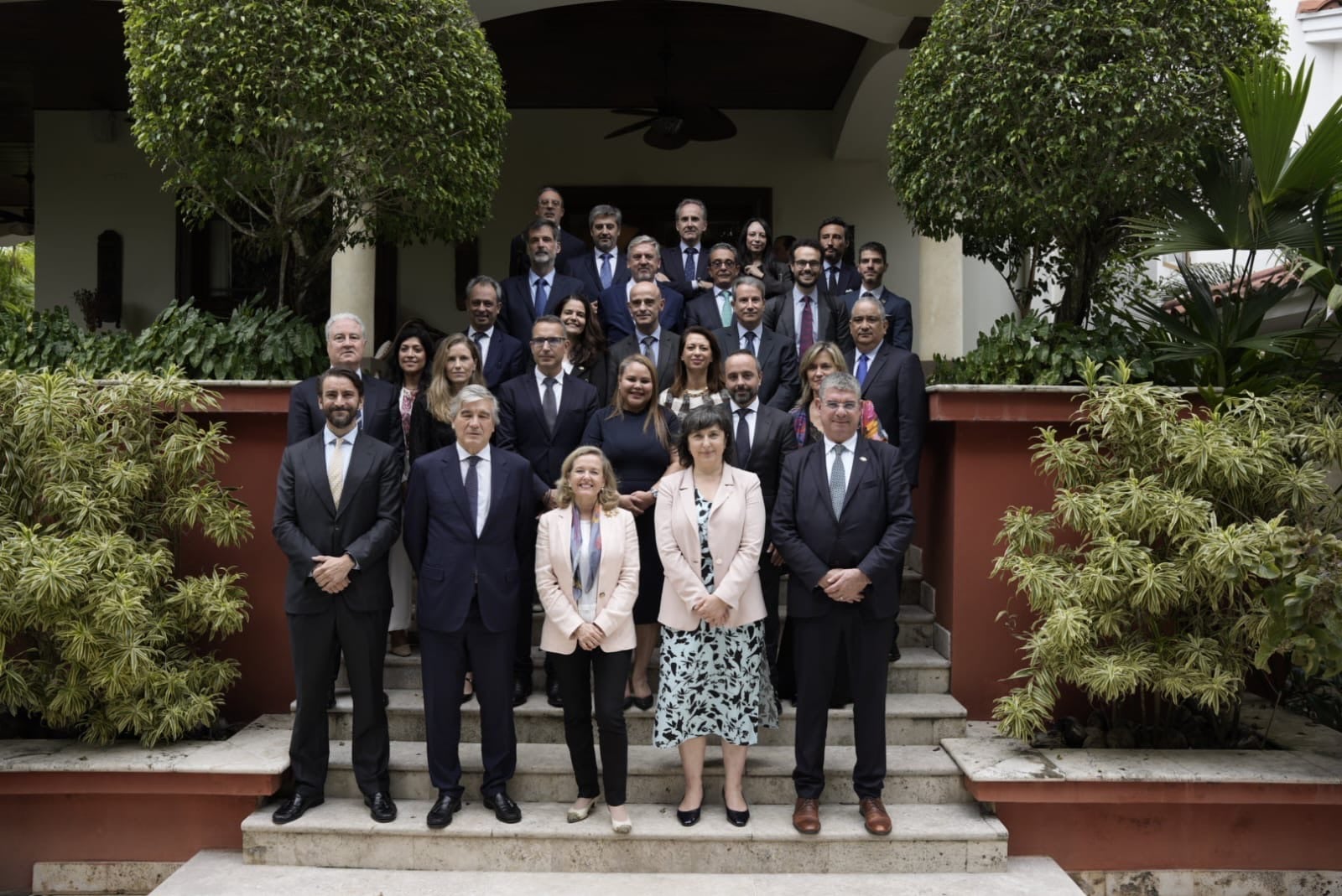El CEO de Naturgy, Francisco Reynés, junto a la presidenta del Banco Europeo de Inversiones (BEI), Nadia Calviño, en el centro de la foto tras la firma del préstamo marco.