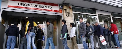 Grupo de personas a las puertas de una Oficina de Empleo