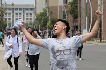 Uno de los candidatos a pasar el gaokao celebra el fin de la primera jornada de las pruebas.