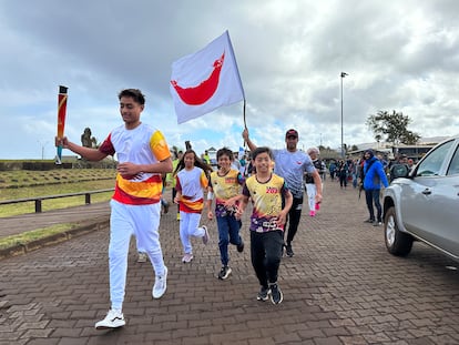 Un hombre lleva la antorcha de los juegos Panamericanos, el 2 de octubre en Rapa Nui (Chile).