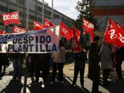 Protesta de los celadores del hospital Infanta Leonor frente al centro, ayer.