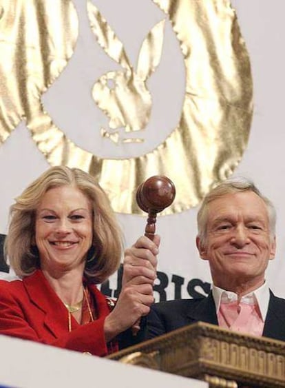 Christine y Hugh Hefner celebran en 2003 el 50º aniversario de Playboy en la Bolsa de Nueva York.