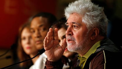 Pedro Almodóvar fala durante a coletiva de imprensa do júri de Cannes. À sua esquerda, a partir do fundo, Maren Ade, Will Smith e Agnès Joui.