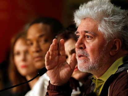 Pedro Almodóvar fala durante a coletiva de imprensa do júri de Cannes. À sua esquerda, a partir do fundo, Maren Ade, Will Smith e Agnès Joui.