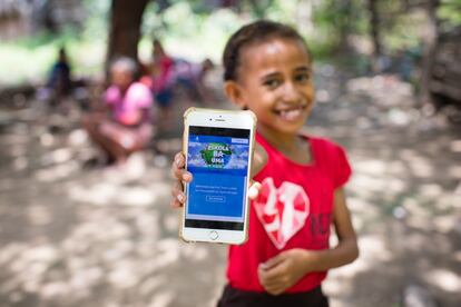 En Timor Oriental, el programa de educación a distancia 'Eskola ba Uma' (La escuela va a casa) permite a los niños seguir estudiando a través de plataformas de internet, la televisión o la radio. Para quienes no tienen acceso a ninguna de estas opciones, Unicef trabaja con la compañía telefónica Telenor con el fin de proporcionar acceso gratuito a materiales a 600.000 usuarios de teléfonos móviles en las zonas rurales.