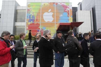 La presentación del iPad, el nuevo aparato informático de la empresa estadounidense Apple, ha desatado una enorme espectación mediática. A las puertas del recinto donde el presidente de Apple, Steve Jobs, ha explicado el funcionamiento del nuevo artilugio, es han congregado centenares de periodistas