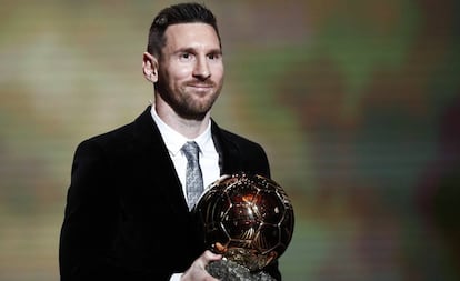 Messi posa con su sexto Balón de Oro en el teatro Chatelet de París.