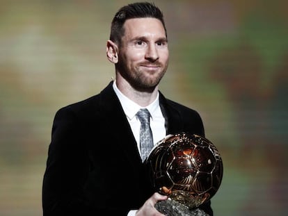 Messi posa con su sexto Balón de Oro en el teatro Chatelet de París.