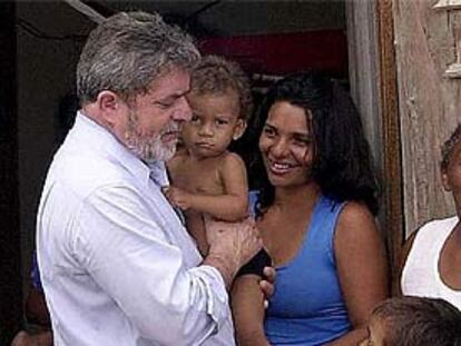 El presidente Lula, junto a una familia brasileña, en una imagen de archivo.