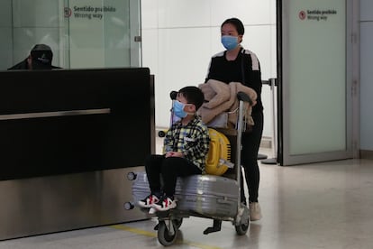 Passageiros usando máscaras no Aeroporto Internacional de Guarulhos, São Paulo, em 3 de fevereiro.