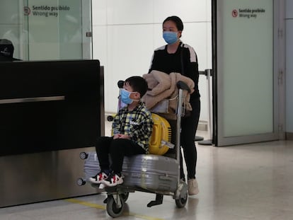 Passageiros usando máscaras no Aeroporto Internacional de Guarulhos, São Paulo.